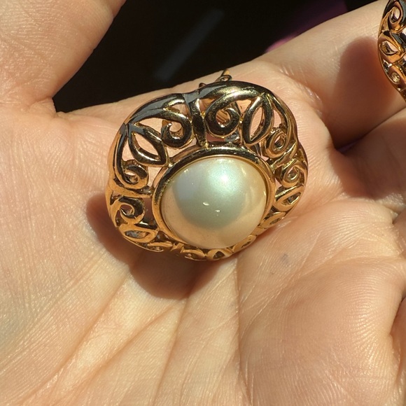 Vintage 80’s Trafari Gold and Pearl Clip-On Earrings - Picture 8 of 8
